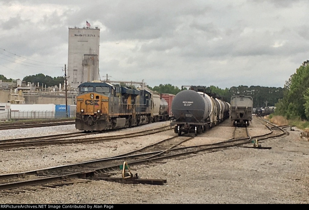 CSX 5234 lays over